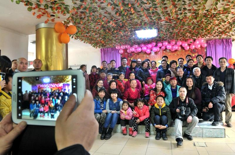 五代同堂接力喊妈，最大105岁，这画面想想就超温馨！就像重庆108岁的万朝志老奶