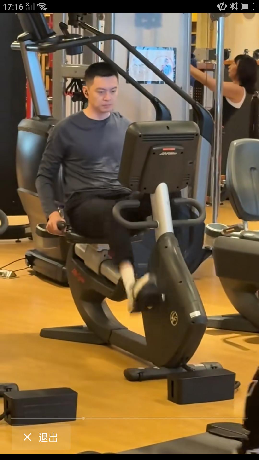 【前辽篮主教练杨鸣更新作品，与球迷分享在健身房进行器械练习照片，不少网友看后纷纷