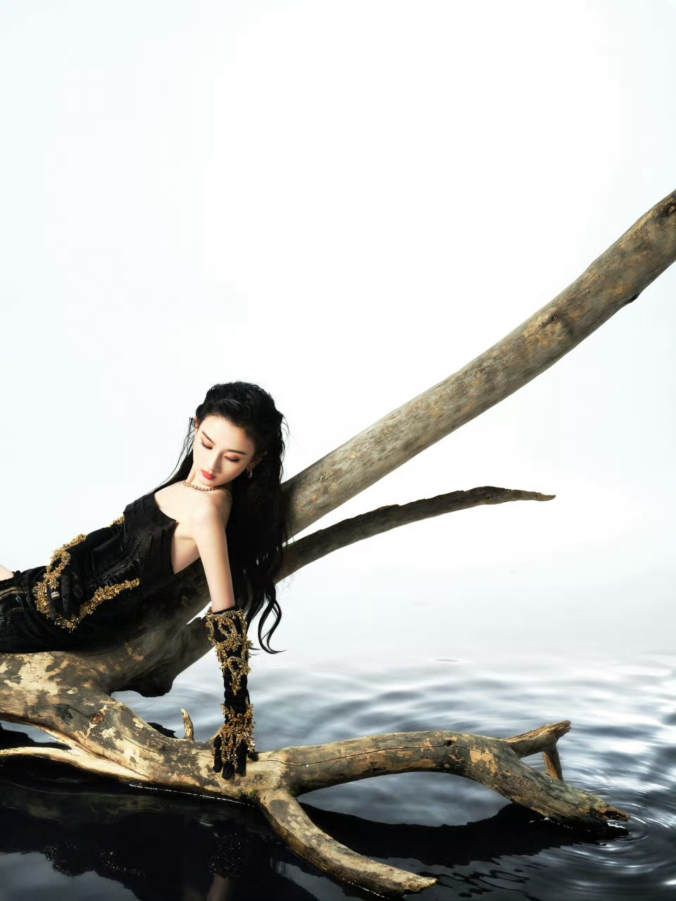 宋祖儿今天两套微博之夜都还满可以的 