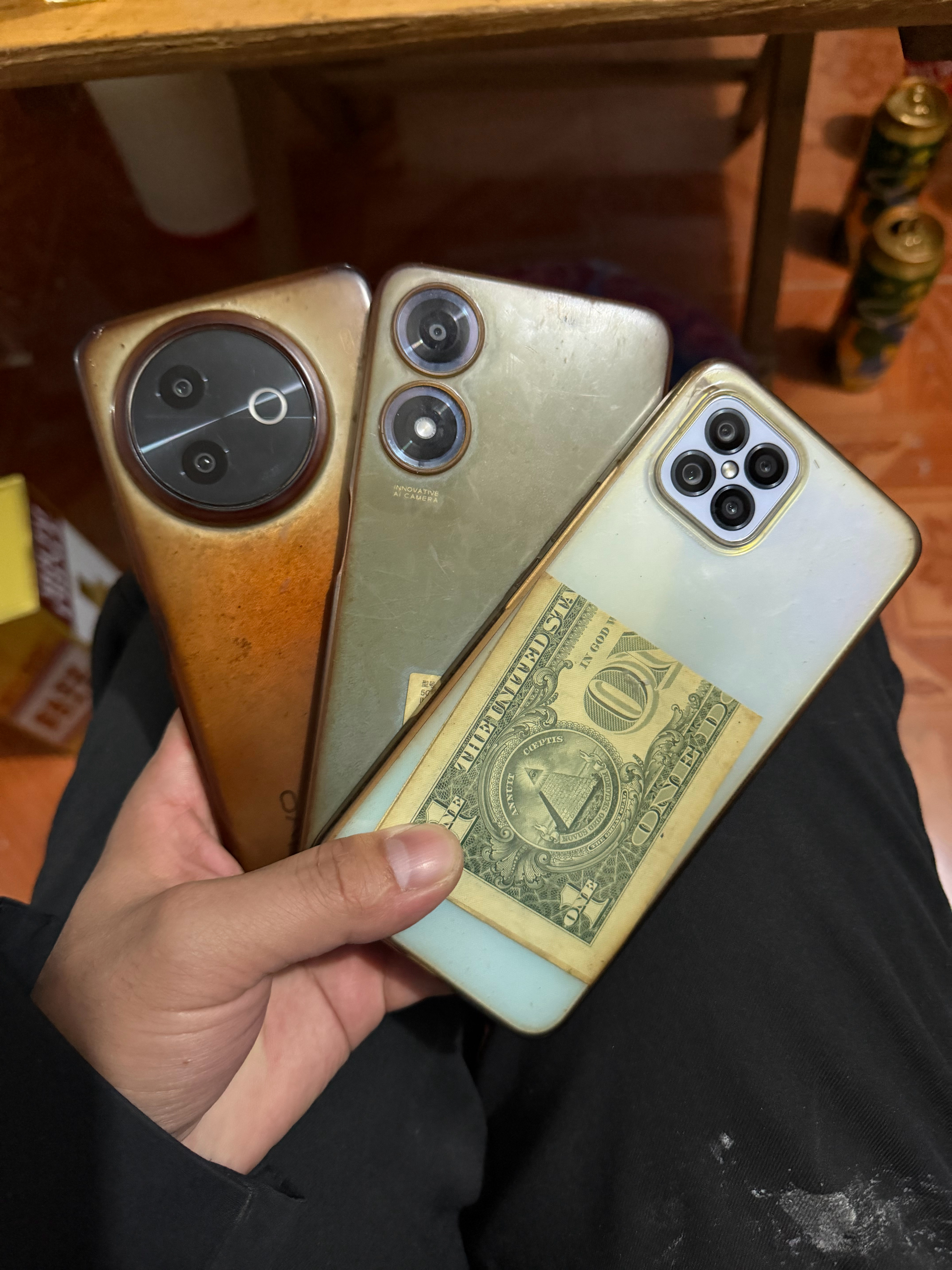 村里3个小伙伴用的手机壳，都老化变黄了，还不舍得换 