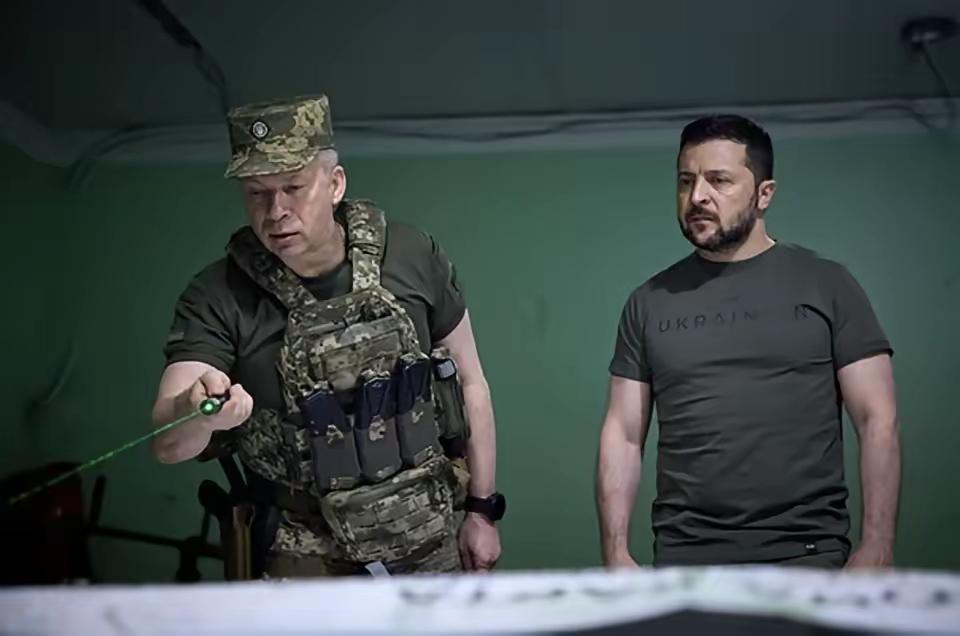 乌总司令强撑危局实属无奈，赌国运式动员如饮鸩止渴！泽连斯基骑虎难下，西方断奶逼出