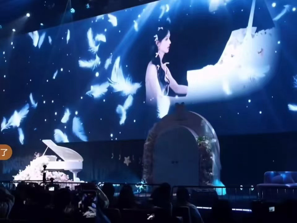 陈都灵生日会钢琴弹奏特别的人陈都灵钢琴弹奏特别的人灯光柔和地落在陈都灵身上，她低