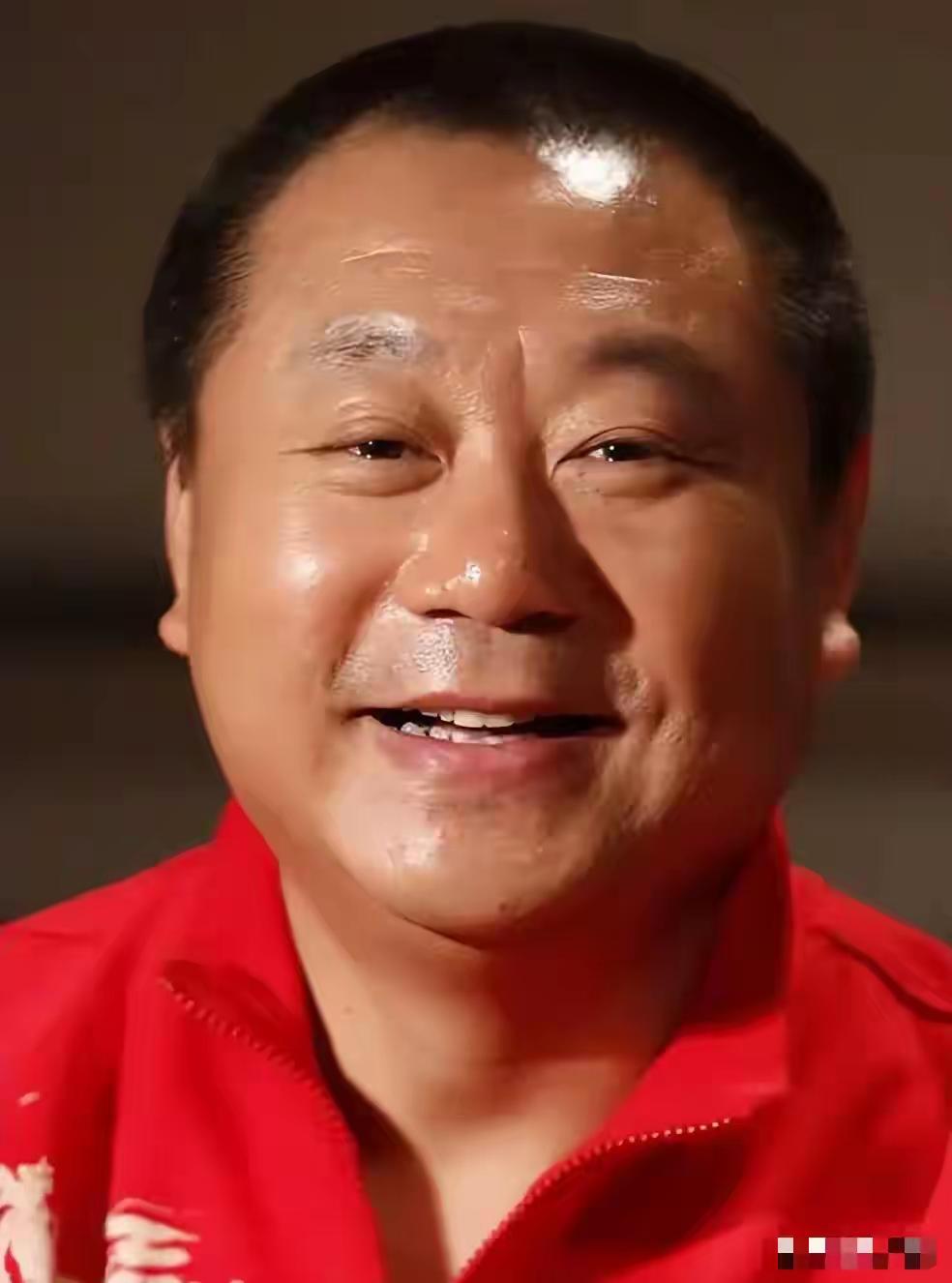 回忆起范伟和赵本山搭档的小品，给人们留下了不尽的笑声，回味无穷。范伟在舞台上的形