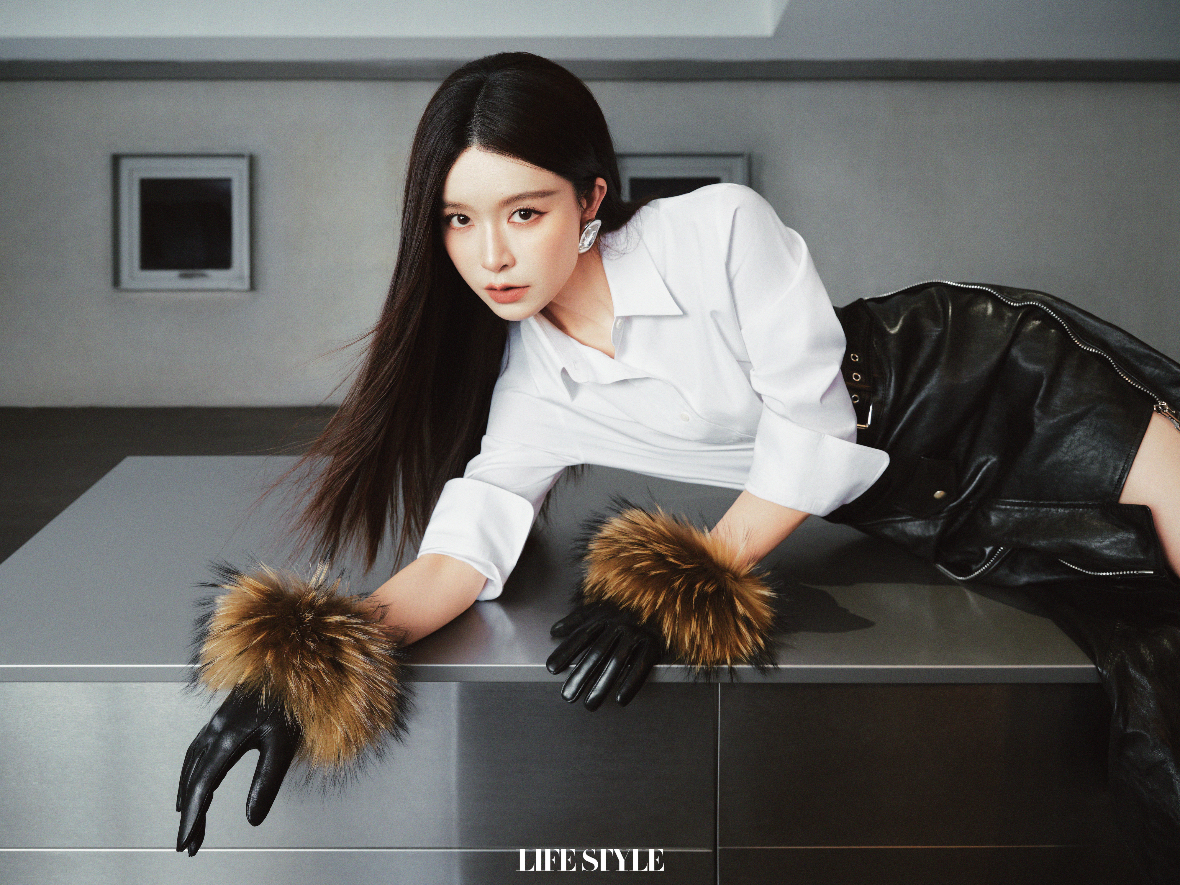 文咏珊精品购物指南封面文咏珊式的大女主就是这个味文咏珊《精品购物指南》封面，白衬