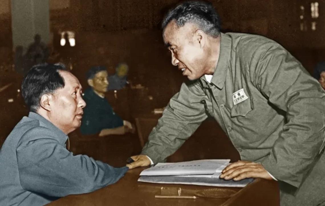 1950年6月23日，在中国人民政治协商会议第一届全国委员会第二次会议休息时毛泽