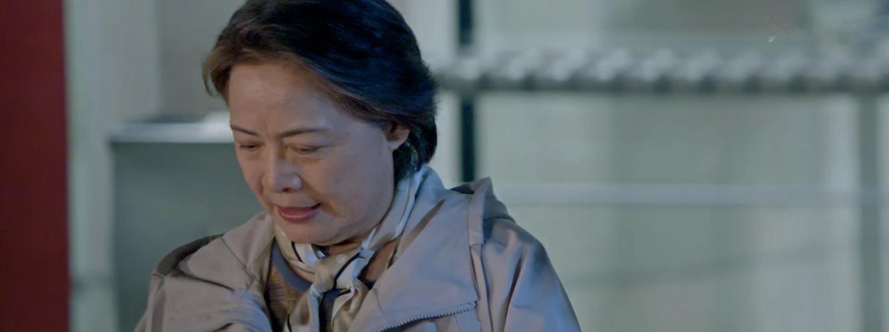 还在分析姜云和前婆婆的关系？
格局小了！
这剧最狠的一刀，是她当众撕掉了“前夫家