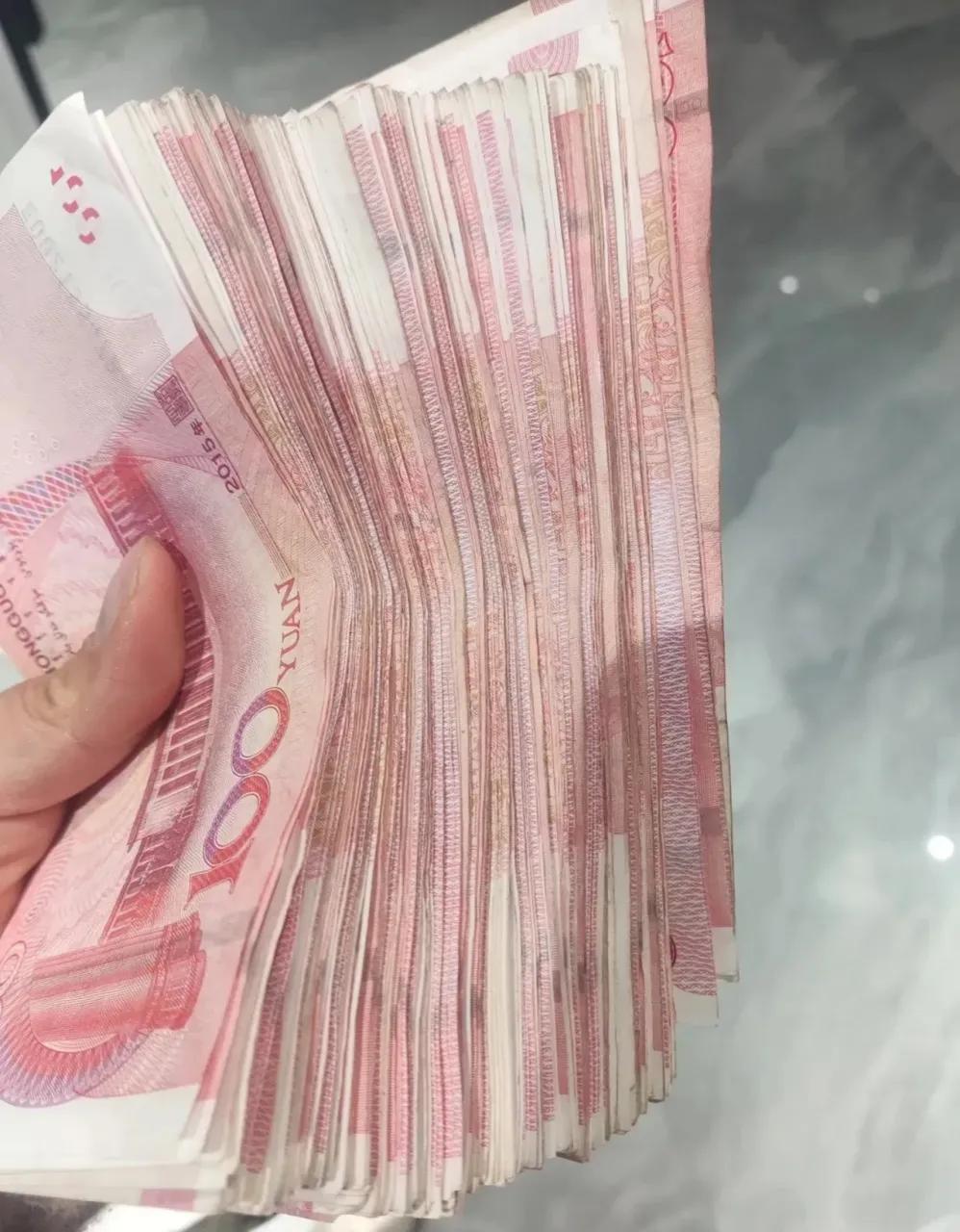 人到中年，面对亲朋好友借钱的请求，确实需要谨慎处理，以免伤害感情。以下是三句话的
