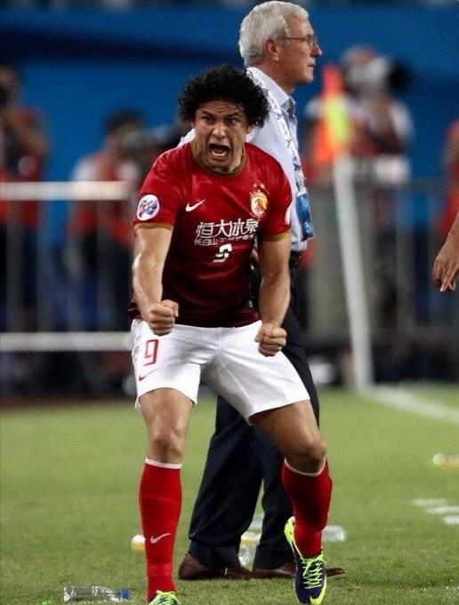 广州恒大时期的那些胸前广告你还记得多少？
广州恒大时期的球衣胸前广告包括恒大、恒