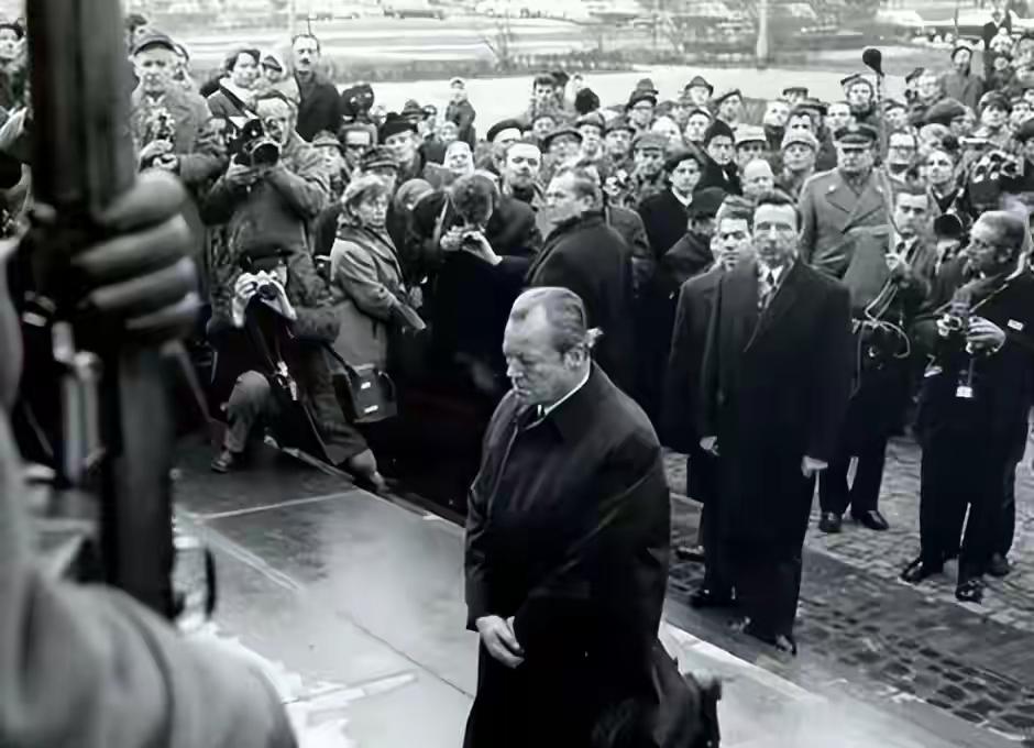 对待历史问题，德国是日本很好的一面镜子。当年德国总理勃兰特真诚地下跪，平抚了欧洲