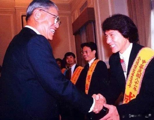 成龙与李登辉。看来成龙也是个墙头草啊，不过也很正常，1995年之前，台湾是香港电