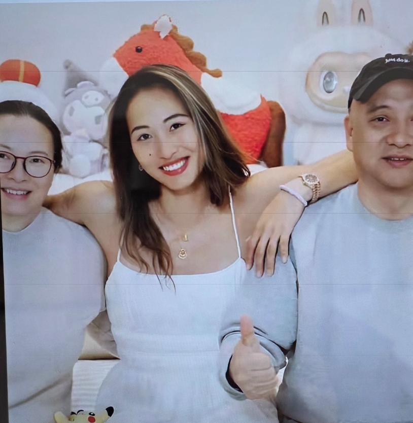 邓芳是郑钦文的妈妈，祖籍四川中江，早年是铁路职工，曾在十堰车站做售票员，捧着人人