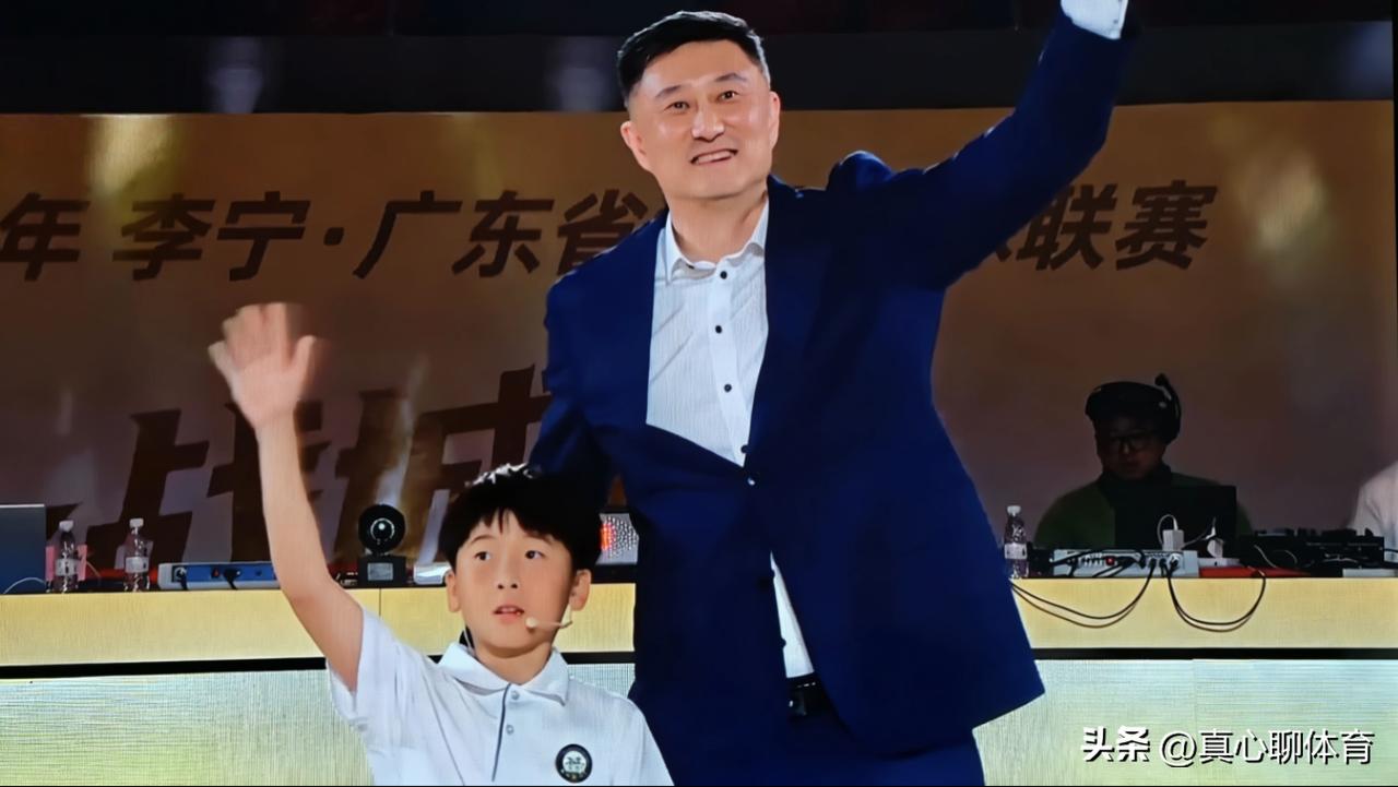 杜锋出席了粤BA开幕式，并观看了广州队VS中山队的揭幕战[大笑][大笑][大笑]