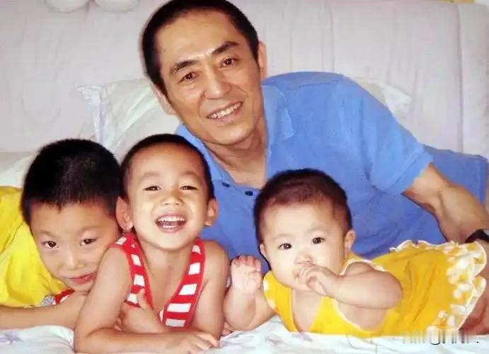 张艺谋全家福令老年得子的“老媒子”心花怒放
 
在娱乐圈浮沉数十年，见过无数聚散