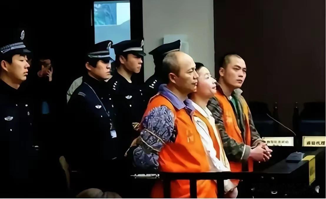 2010年，浙江温州一漂亮女警，被三名歹徒抢劫之后被追赶轮番凌辱，之后更是准备挖