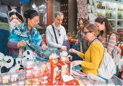 大批外国游客扎堆来华！观光只是表象，产业链优势才是底气
 
免签政策持续扩容，来