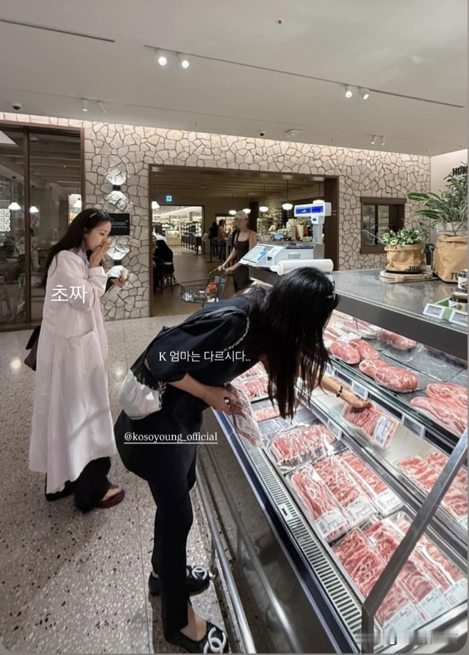 19日，演员高小英在Instagram上传了多张照片。照片中，高小英携手孝敏前往