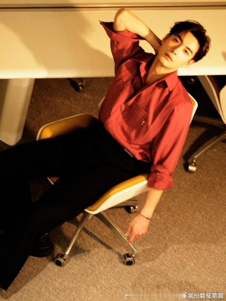 陈星旭 把这种玫红色穿得好权威