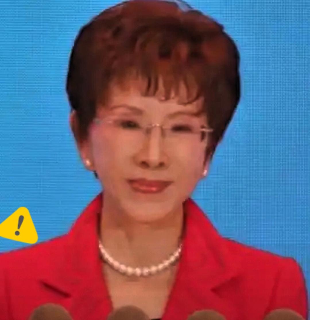 我有种强烈预感，

洪秀柱这次是真豁出去了。

看着那个死攥着话筒的77岁老太太