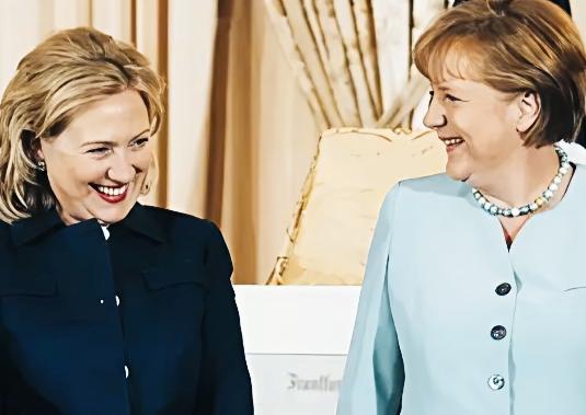 默克尔和希拉里两人咋笑的如此开心啊？
默克尔和希拉里两人在讨论什么话题呢？
默克