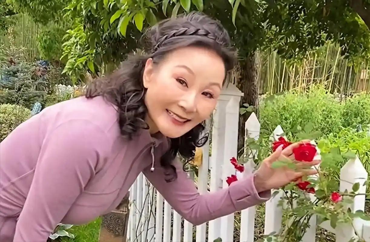 拥有几百万粉丝的60岁“杭州贵妇”雪瑞姑姑塌房了。视频里她自称前沃尔玛副总裁，穿