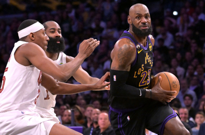 今日，著名记者在连线电台节目《Sirius XM NBA》时谈到了自由球员詹姆斯