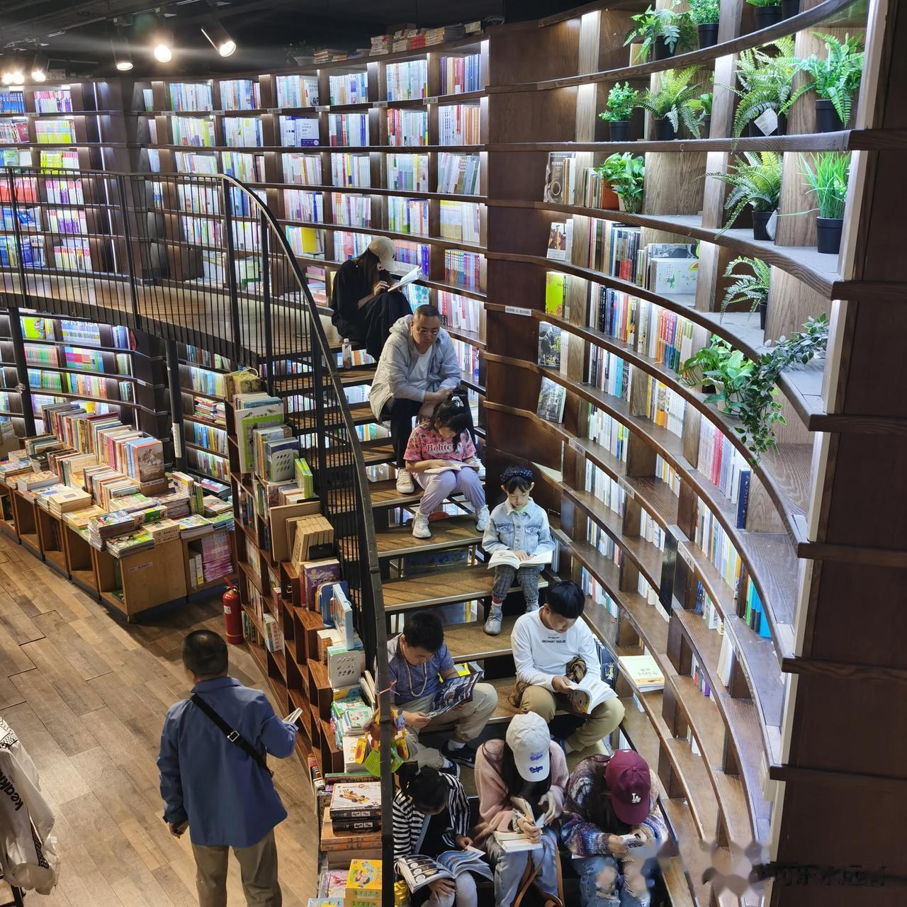 #秋日生活打卡记# 
在太古里南北两区之间的短街上
三联韬奋书店
一面墙下走过，