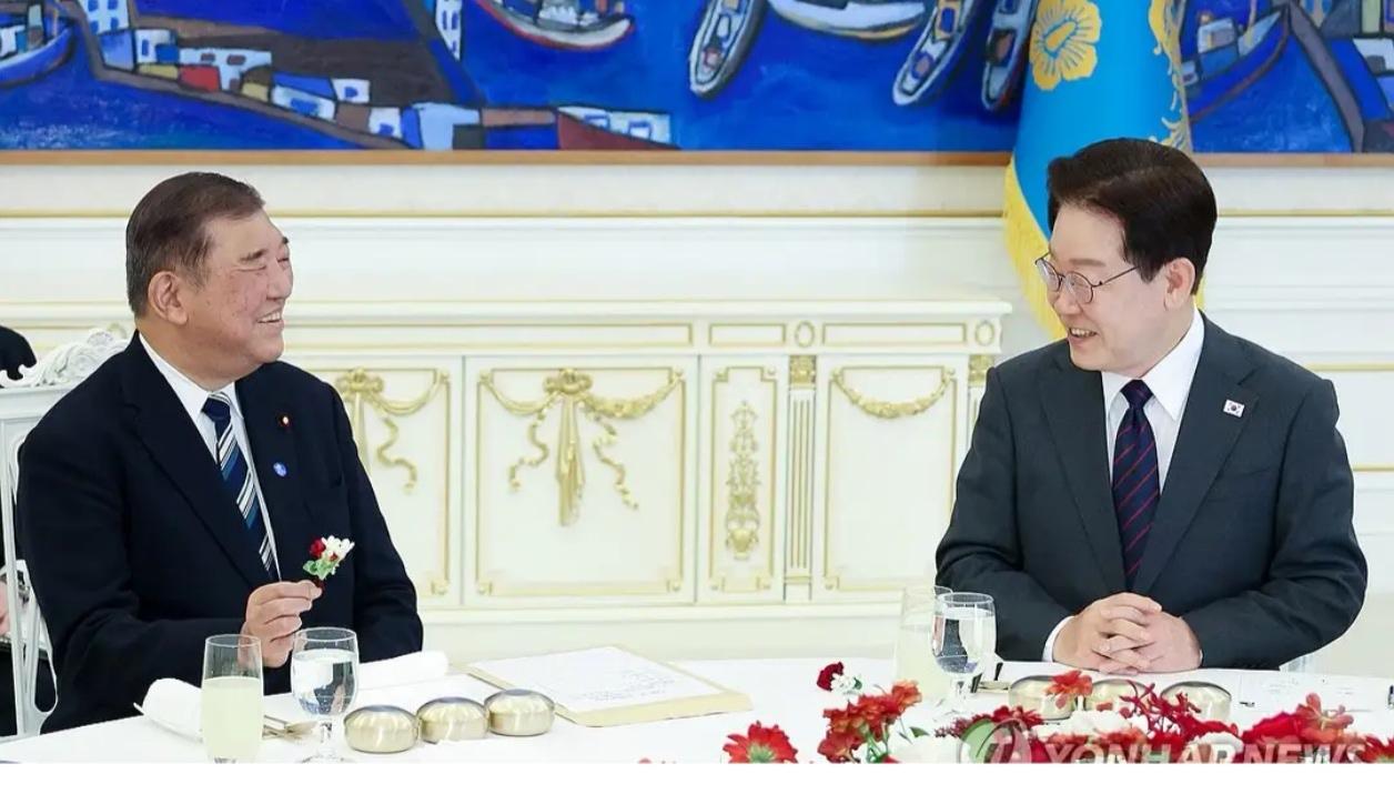 这操作有点意思！韩国总统请客，日本现任首相没来，却来了个“前首相”？

今天中午