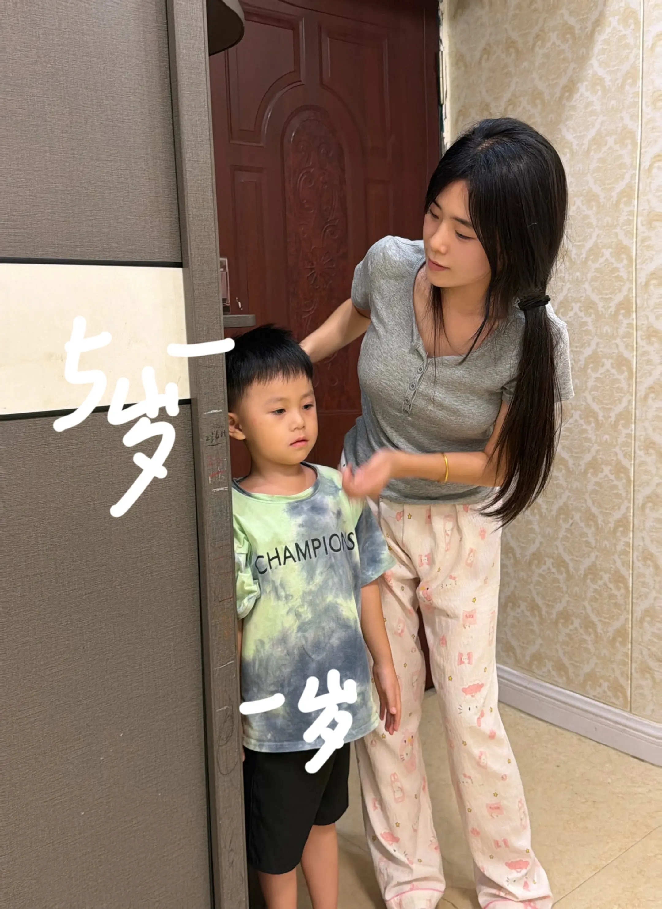 不得了啦 长大了不让妈妈亲 好高冷哦 嫌弃妈妈的口水了哈哈哈哈哈 咋就...