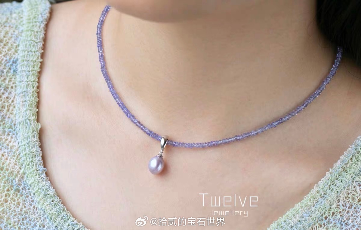 上坦桑算盘珠，净度很好。依旧清新，这次弄了几颗水滴椭圆的淡水紫珠搭，挺搭，不过只