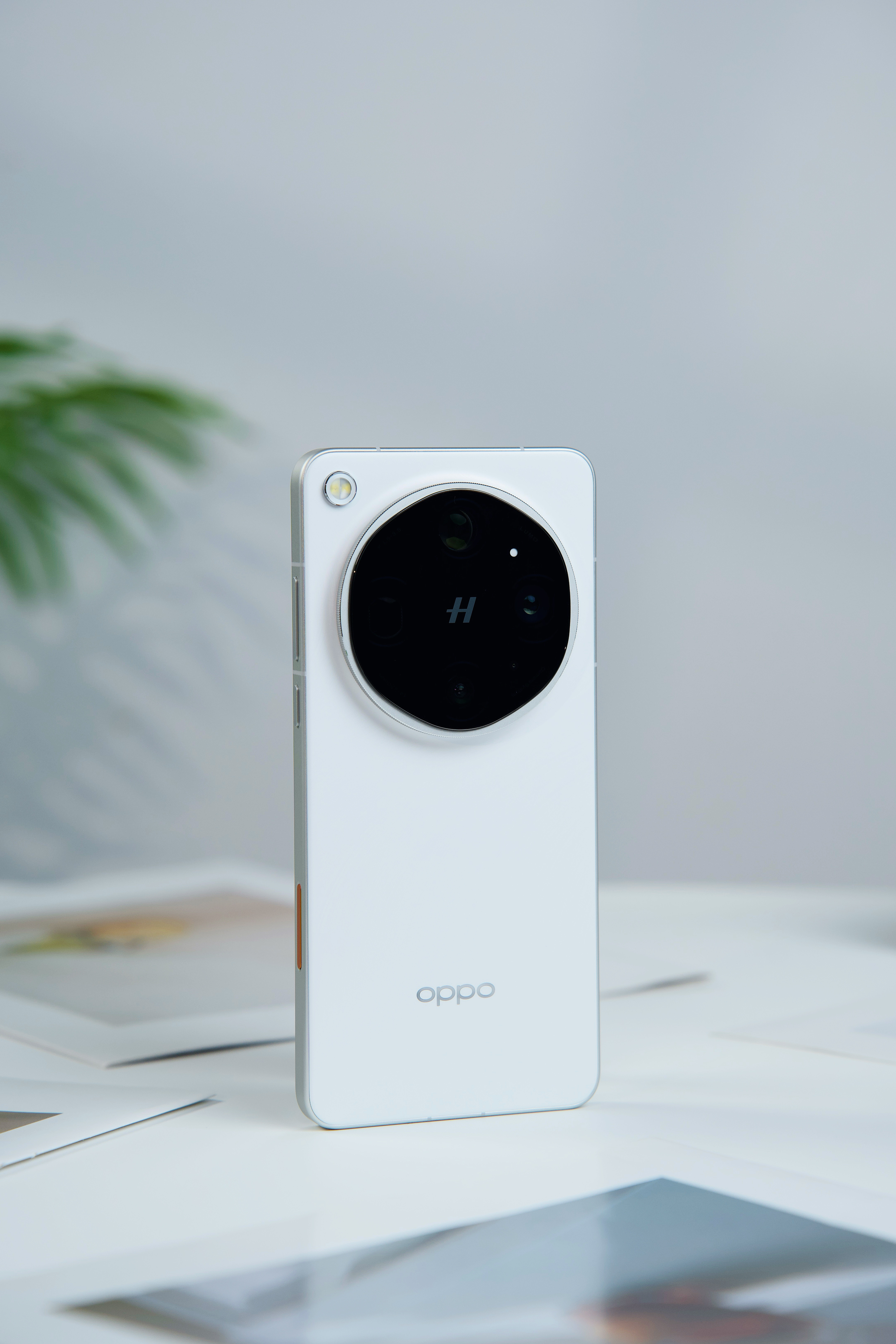 OPPO Find X9 Ultra「极地冰川」，灵感源自地球尽头的冰川，背板像