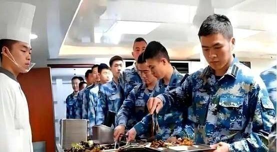 都说航母是顶级“吞金兽”，可你真的算过这笔账吗？就拿山东舰来说，每天光是肉类就要