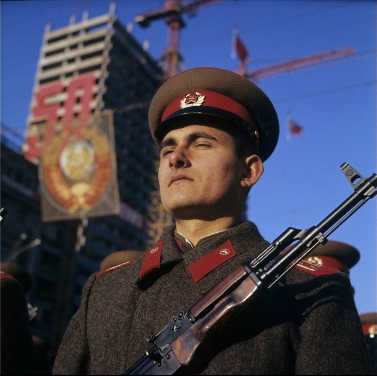 🔴 在纪念十月社会主义革命爆发50周年阅兵典礼前列队的苏联军人1967年11月