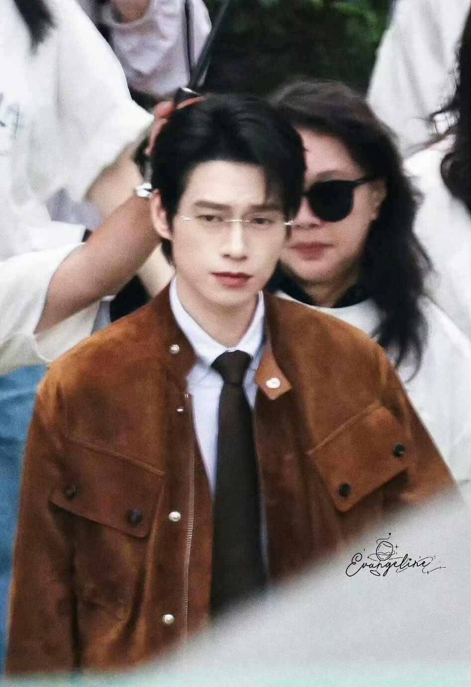 田曦薇、魏大勋《青风吹又生》开机啦！
路透魏大勋金丝眼镜+豪门贵公子穿搭，斯文深