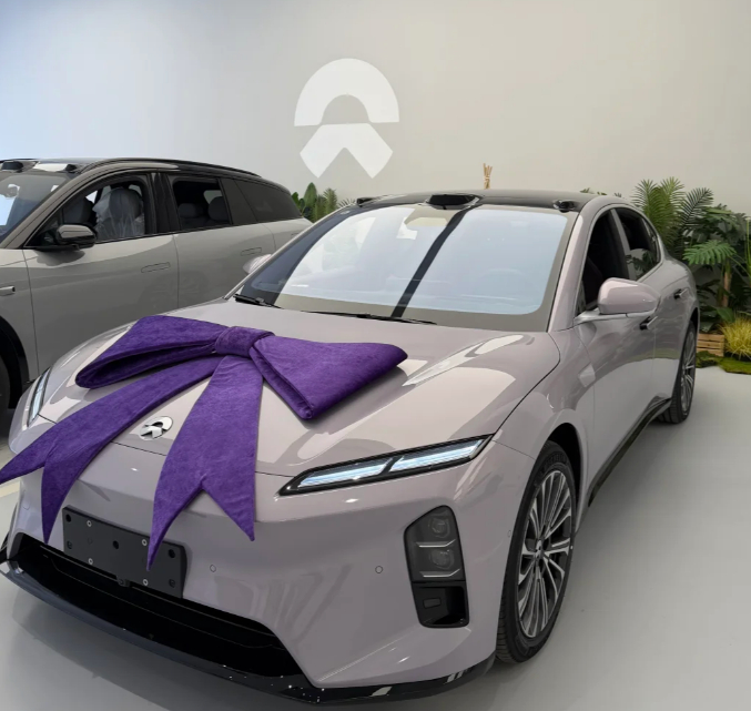 存储芯片、碳酸锂等原材料价格大涨，车企成本陡增，纷纷向内“动刀”。车规级存储芯片