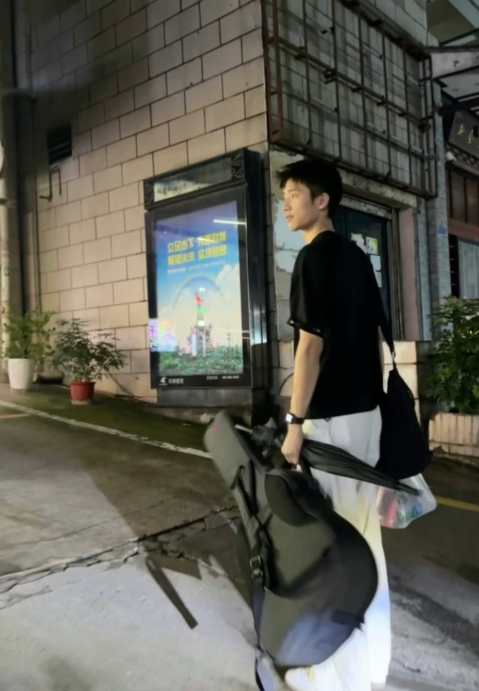 彭高🍠小号更新背着吉他的开朗少年罢了心动的信号 ​​​