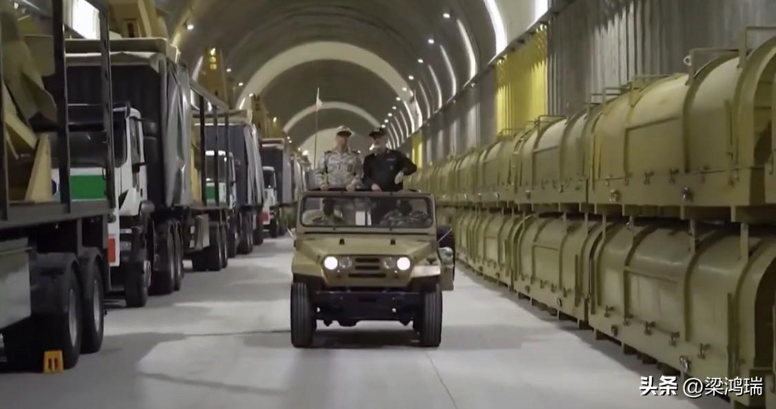 据《华尔街日报》报道，伊朗几十年来投入巨资建造数十个大型地下导弹基地，将数千枚中