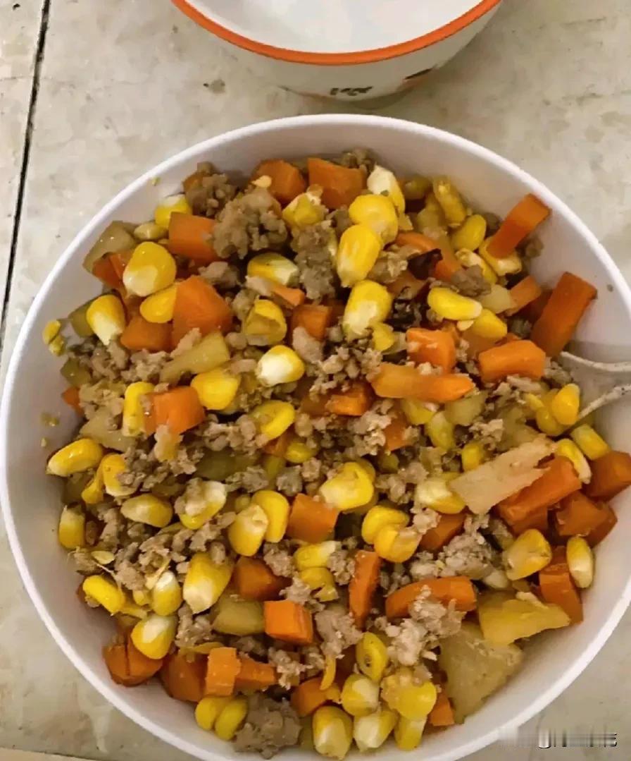 #万能生活指南#

肉沫炒红萝卜玉米粒，虽然没有让人看一眼就觉得超有食欲的感觉，