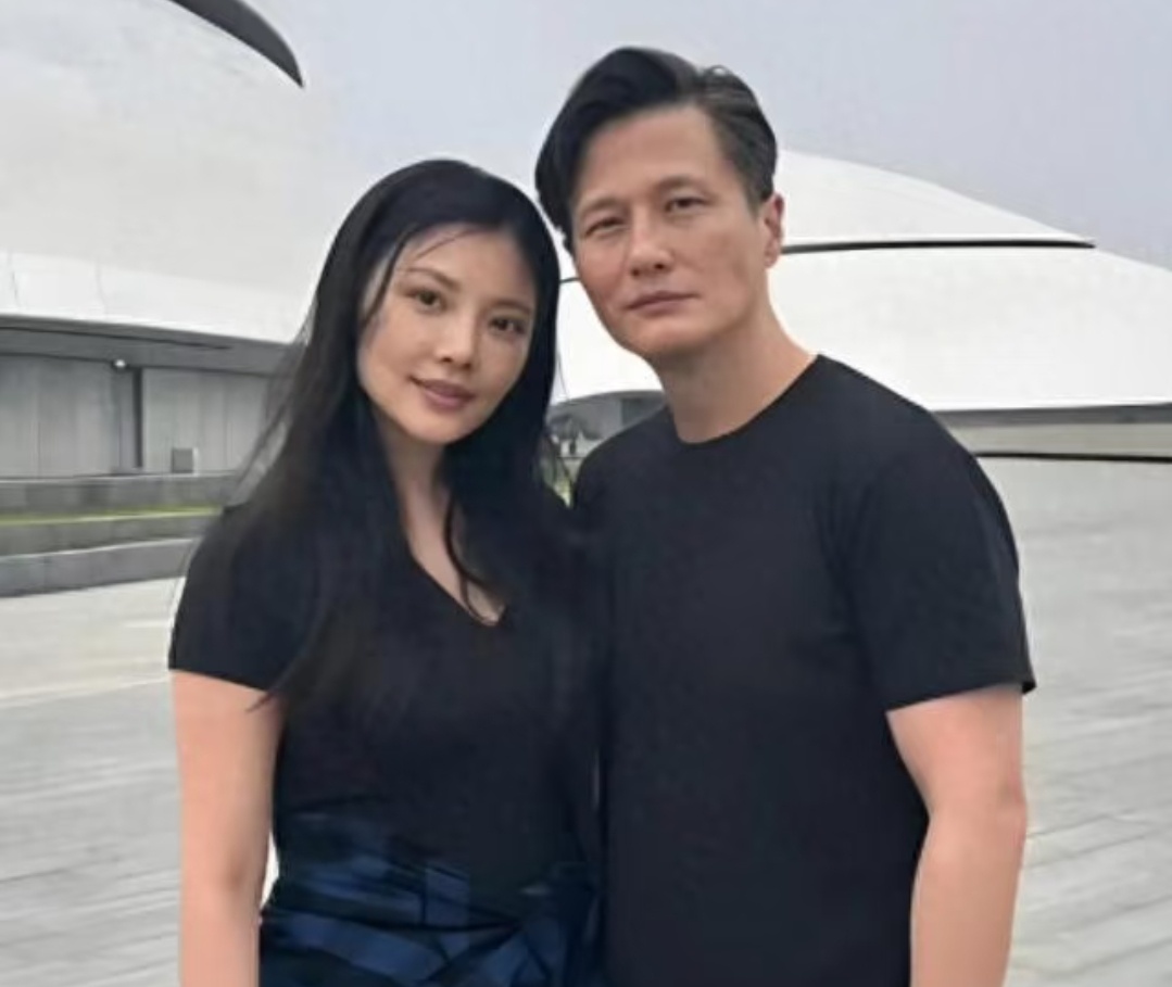 徐冬冬尹子维树熊抱激吻徐冬冬尹子维树熊抱热吻 徐冬冬尹子维树熊抱激吻，氛围感十足