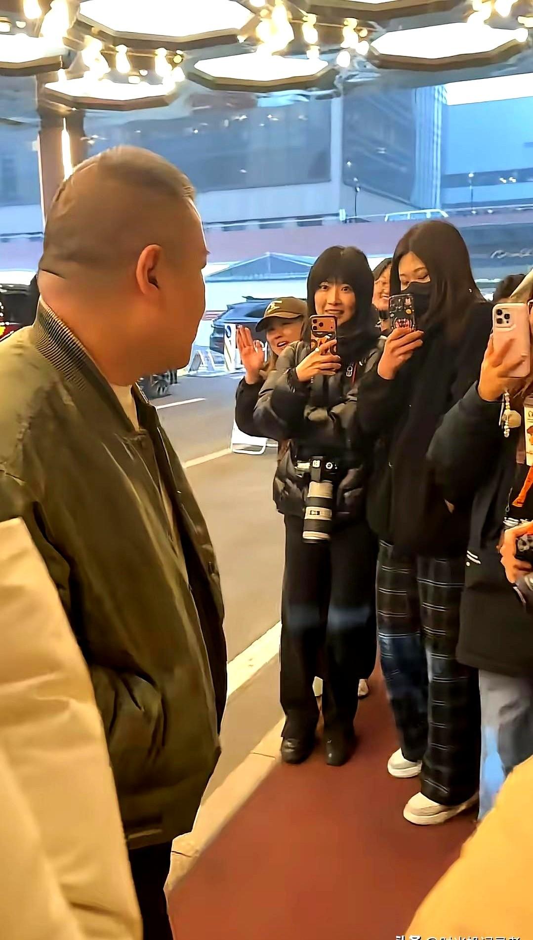 岳云鹏演唱会票价1580，秒光。

这事儿得从2004年说起。郭德纲去饭馆吃饭，