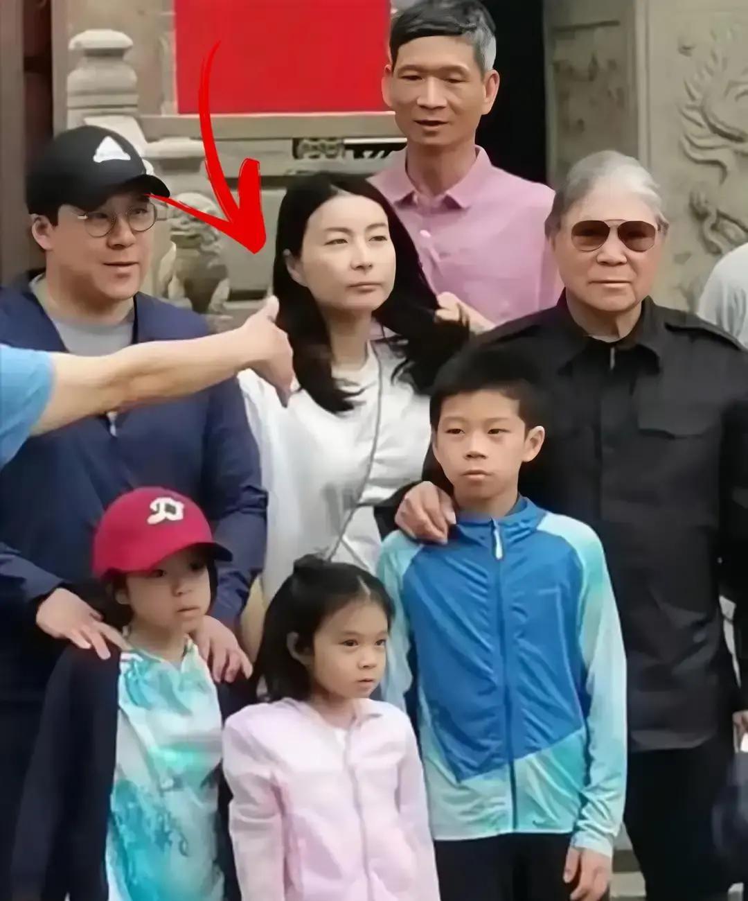 豪门儿媳当众蹲下那一刻，全网炸锅
 
郭晶晶给公公理衣领，动作跟菜市场大妈没两样