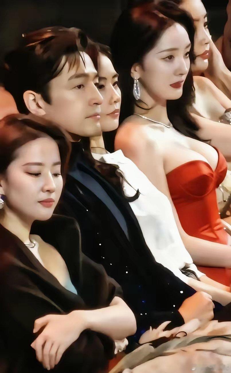 杨幂、刘诗诗、刘亦菲三大女神同框，感觉坐在中间的胡歌亚历山大。 