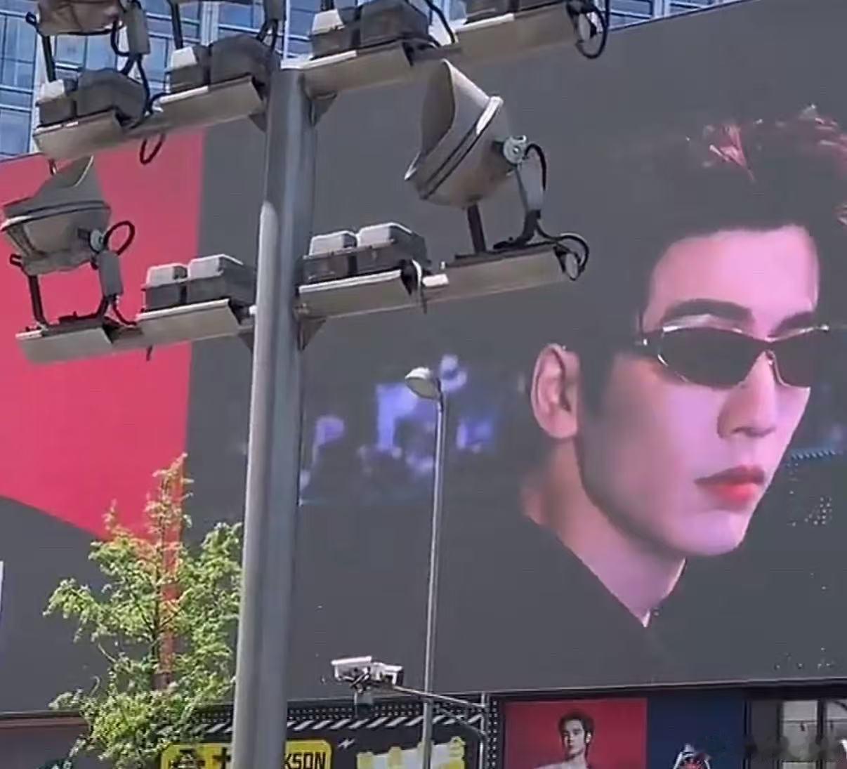 张凌赫的受众张凌赫帅得无法无天的张凌赫的受众，不错不错，哇哦 