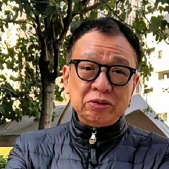 许绍雄走了，有几个人指定特别伤心！佘诗曼特地从北京回香港，采访时哭着说，戏里跟许