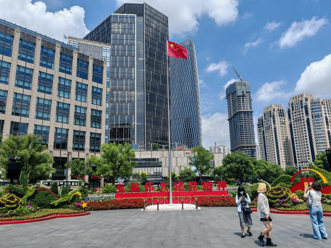 如何快速去除班味，如果是地铁通勤，我会选择下了地铁站后现在商场逛一会，因为我到站