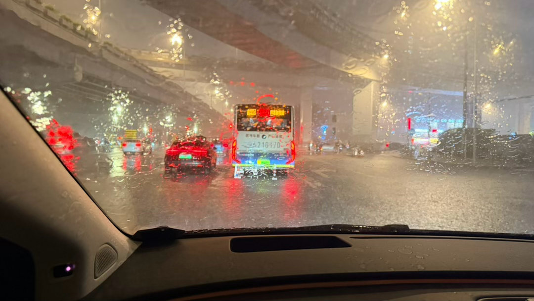 北京这大暴雨在四环竟然看到一个人在四环上徒步问了一下，原来是打的车出事故了，司机