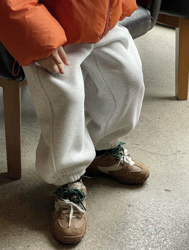 儿童校园百搭裤，性价比超高推荐一款儿童校园百搭卫裤超柔高棉卫裤上身有型，不挑宝宝