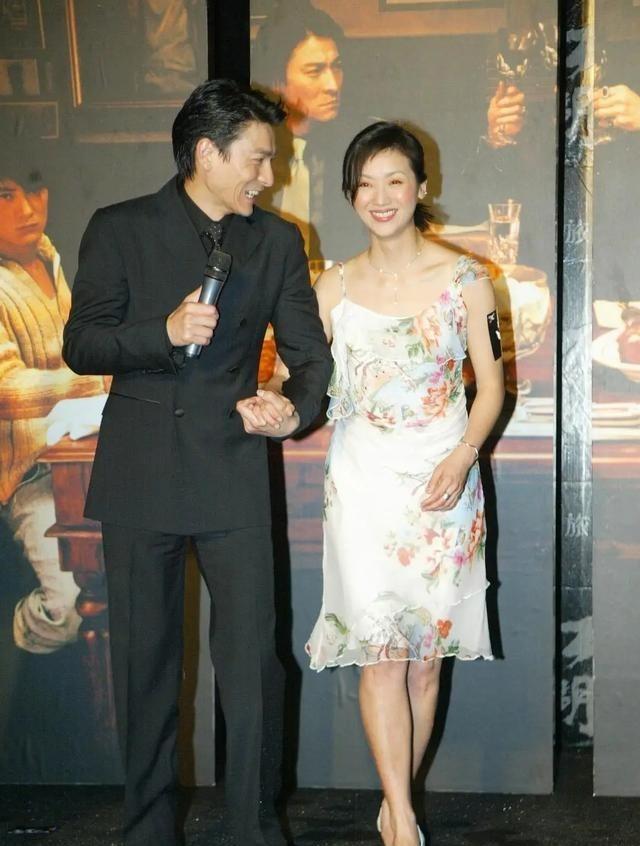 2004年，刘德华费尽心机将吴倩莲请到自己的万人演唱会上，唱到动情处，刘德华单膝