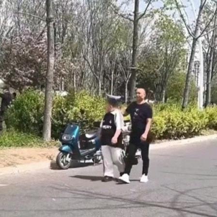 反应太真实！河南老师旅游偶遇学生，男孩扭头就跑，网友：刻进DNA的本能
 
反应