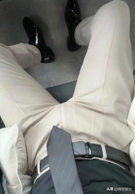 男人衰老有预兆，下身状况早知道

男人老不老？低头看下半身！

双腿若发软，走路