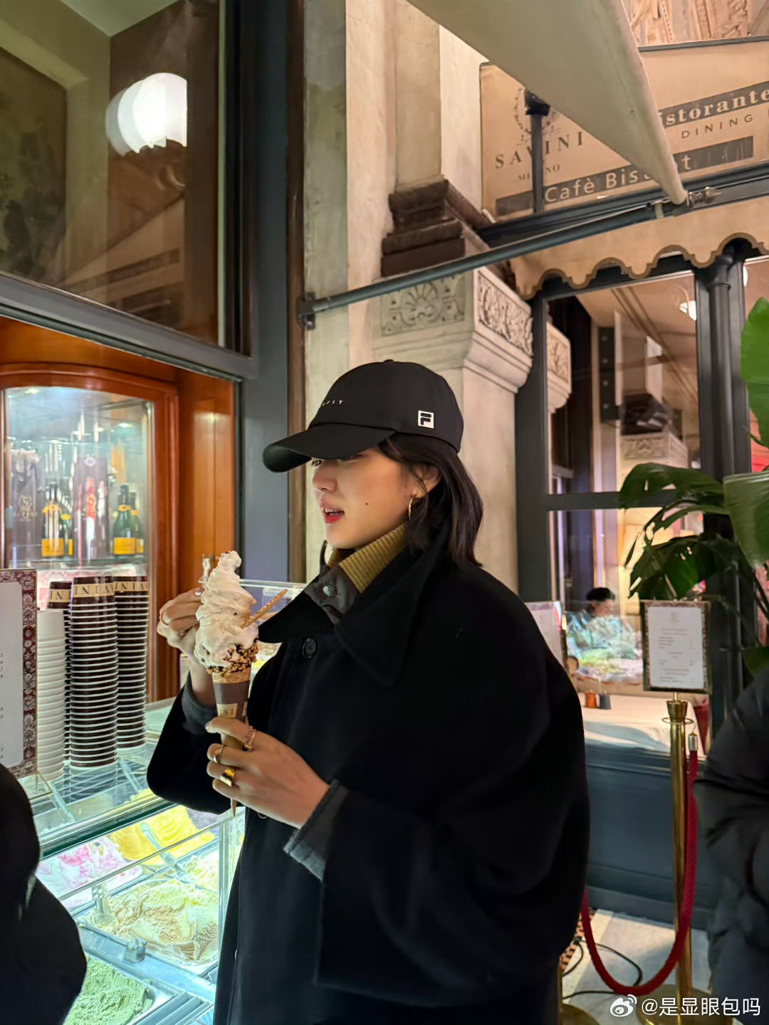 巴黎偶遇孙千巴黎偶遇孙千，松弛感与美貌并存！素颜状态绝了，比耶拍照超温柔，狠狠期